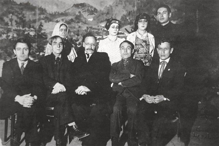 Создатели и участники оперы «Сания» (1925). Сидят (слева направо): Г. Айдаровский, А. Литвинов, В. Виноградов, Г. Альмухаметов, С. Габяши. Стоят: Л. Гаврилова, С. Садыкова, Г. Кайбицкая, А. Хисамов