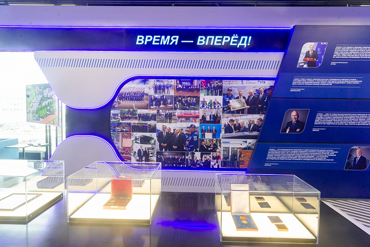 На втором этаже гостей ждали интерактивные выставки. Экспонаты есть возможность посмотреть без экскурсовода! Например, на одной из инсталляций можно увидеть, из чего состоит «КАМАЗ», узнать его технические характеристики, систему работы, изучить кабину автомобиля