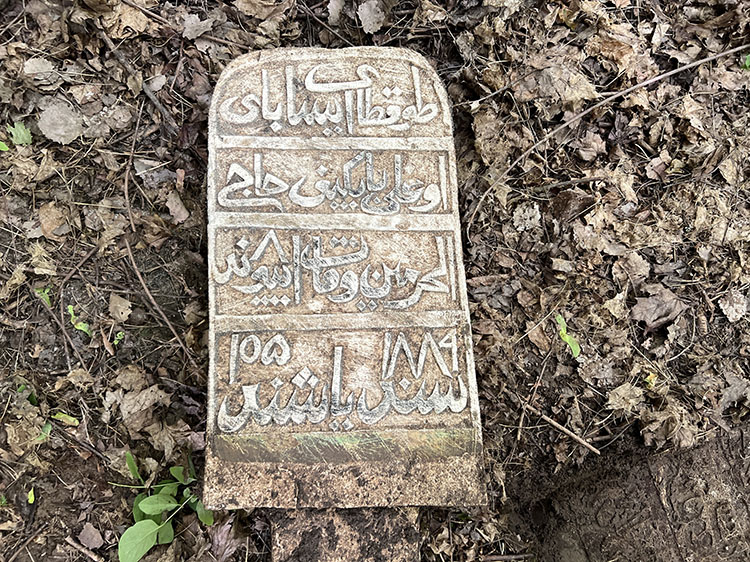 Надмогильный камень покойному, который скончался в 1889 году в возрасте 105 лет. Кладбище села Болотце-Яубаш