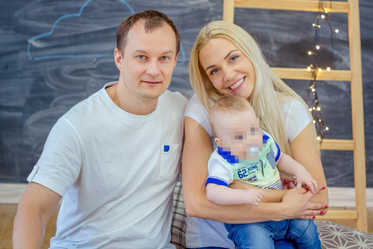 Семья просуществовала 6 лет, за это время у пары родилось двое сыновей. Однако в августе 2019 года герои нашей статьи подали заявление на развод