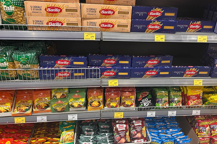 Подешевели импортные макароны: на фоне популярного бренда Barilla, ранее повысившего цены на 15–30%, иранские Tak выглядят, несомненно, привлекательнее и стоят 79 рублей за упаковку