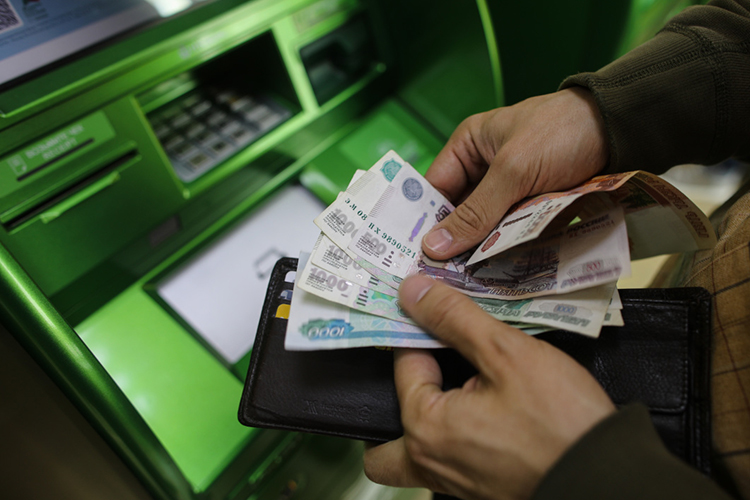 По словам Ахметзянова, в конце декабря ему на карту пришло 470 тыс. рублей, которые Шарафутдинова «по поручению Нигматуллиной» попросила снять и передать наличкой