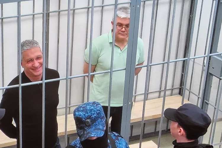 Иванов находился в хорошем настроении. До начала заседания он улыбался, перешучивался с кем-то в зале