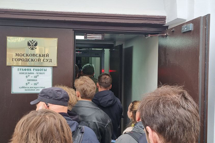 Журналистская братия плотно облепила узкий проход в старинное здание, где раньше располагалась богадельня