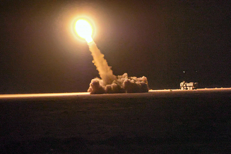 «На HIMARS нужно задавать полетное задание, вводить координаты. Я думаю, что там работают натовские инструкторы. Однако HIMARS тоже старое орудие, 80-х годов. Но оно эффективно себя показало, нанесло очень много поражений и командным пунктам, и живой силе»