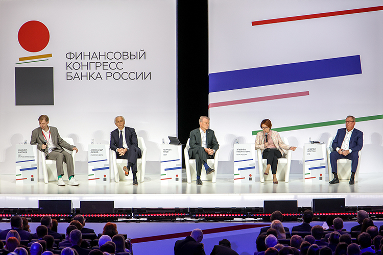 Выступление Эльвиры Набиуллиной на пленарной сессии финансового конгресса Банка России оптимизма не добавило. Экономика замедляется, острота на рынке труда снижается, но это все еще недостаточные показатели для того, чтобы переходить к более активному снижению ставки (на фото: Филипп Картаев, Александр Дюков, Герман Греф, Эльвира Набиуллина и Андрей Костин (слева направо)