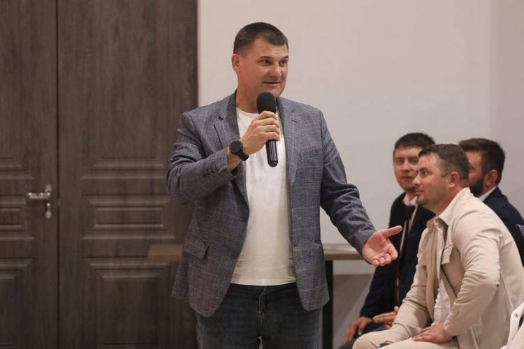 В хоккей Артура привел его отец Адис. Сейчас он директор Ледового дворца в Бугульме