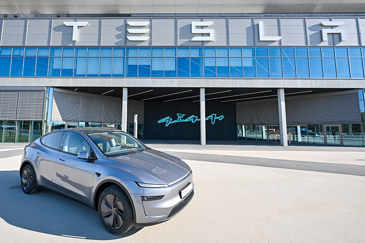 Tesla впервые осуществила полностью автономную доставку Model Y