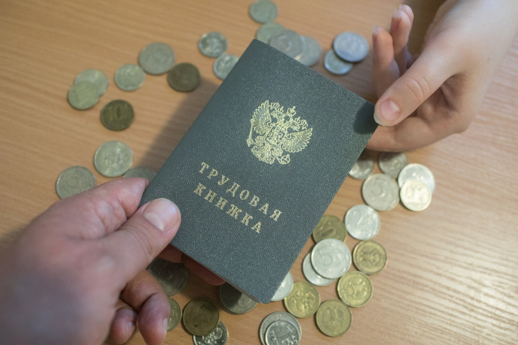 Безработица упала до исторического минимума в 2,2% — рынок труда остается крайней перегретым. Количество занятых в экономике — 74,6 миллиона