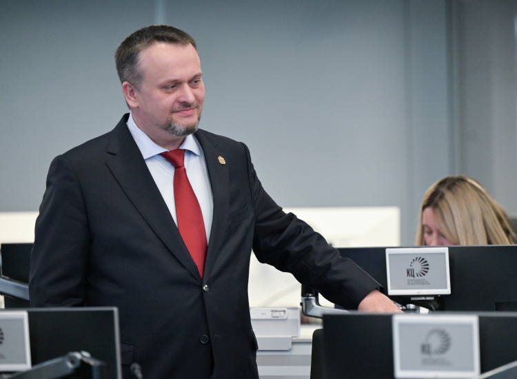 Почти сразу же после выхода президентского указа в прессе прозвучало имя человека, который станет новым министром транспорта РФ. Это Андрей Никитин, нынешний замминистра транспорта и бывший губернатор Новгородской области