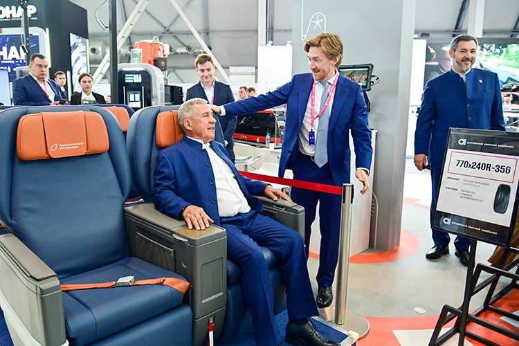 Минниханов также оценил учебно-тренировочный самолет Tango от авиакомпании S7