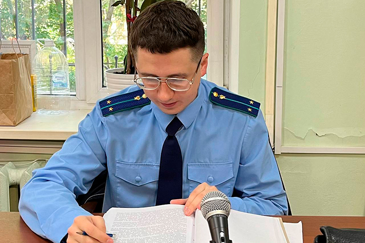 Гособвинителем на процессе выступает помощник прокурора Вахитовского района Никита Муравьев