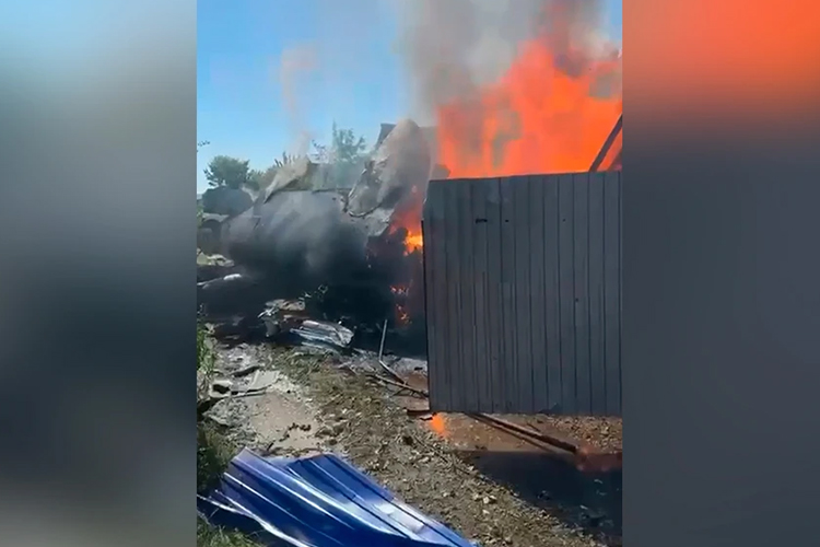 «Аппарат потерял управление и упал на дачный участок в СНТ «Дубки». По данным оперативных служб, пострадавших на месте нет. Возгорание ликвидировано», — рассказали в казанском Кремле