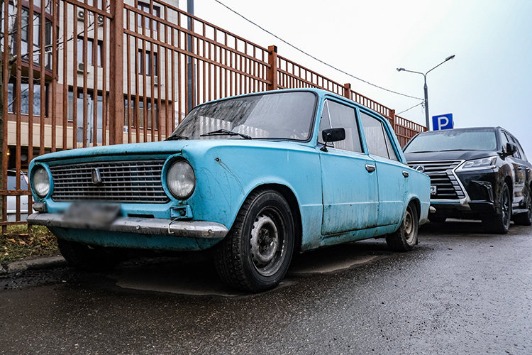 По причине низкого спроса на новые машины автомобильный парк страны стал стремительно стареть. Более 70% этого парка (35 млн) уже имеет возраст свыше 10 лет, а более 40% от таких «возрастных» авто старше 15 лет