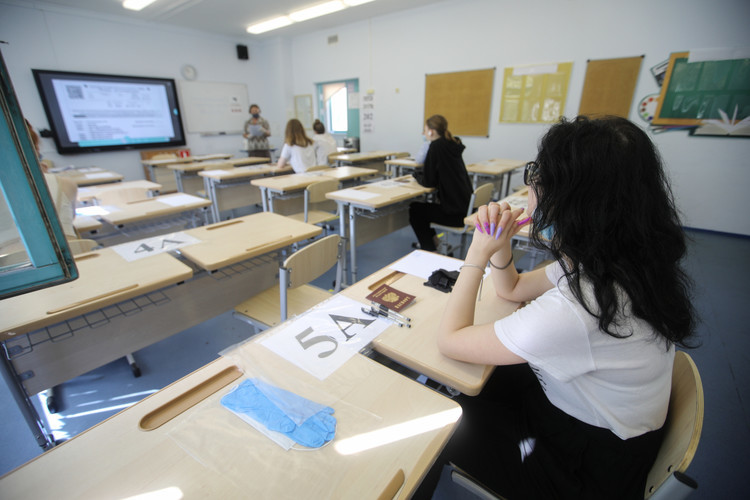 «Безобразный ЕГЭ привет к массовому явлению, потому что преподаватели должны натаскивать людей не на знания, умения и мораль, а на то, чтобы ученики, во-первых, сдали экзамены, а во-вторых, в конечном итоге наняли их для репетиторства»