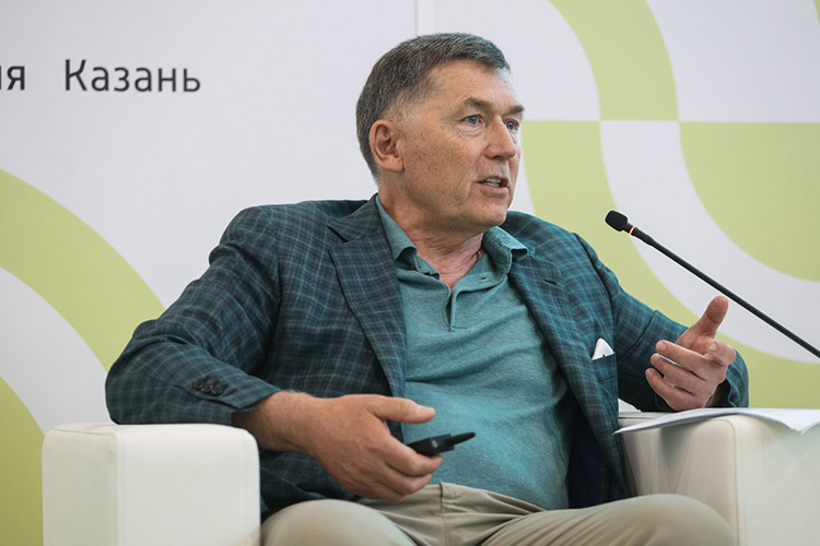 Андрей Шутов выступил с докладом про конкуренцию и борьбу с фальсификатом, или, как красочно выразился спикер, про «отдельные черные пятнышки» на «белом молочном фоне»
