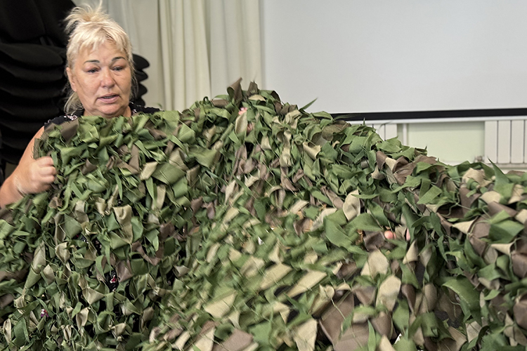 Волонтер Ирина: «Мы взяли все в свои руки и стали собираться в Доме культуры. Мы взяли ткани, ленты и стали их нарезать и крутить. Мужчины берут на себя тяжелую работу, мы же плетем»