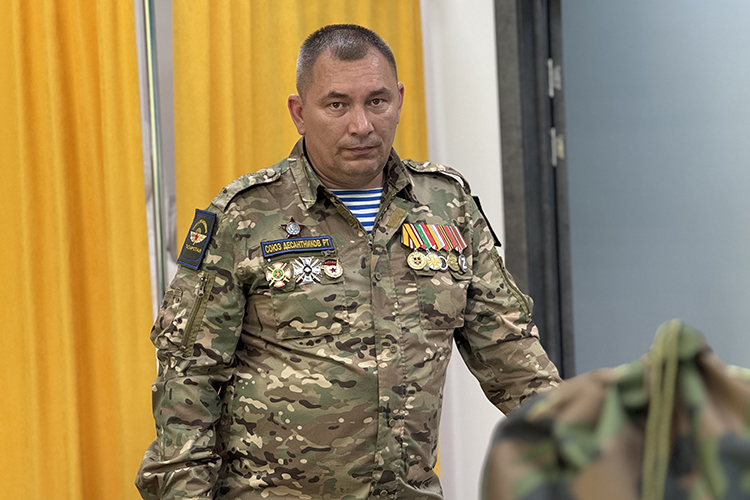 Одним из первых, кто начал доставлять помощь бойцам на передовую, стал руководитель союза десантников Мензелинска Эдуард Ягафаров, который на сегодняшний день совершил несколько десятков рейсов