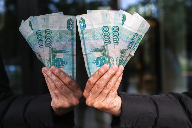 Инициатива по внесению изменений обоснована тем, что УСН задумывалась как льготный режим налогообложения, призванный стимулировать развитие малого и микробизнеса. Однако сейчас этим режимом пользуются и крупные торговые сети