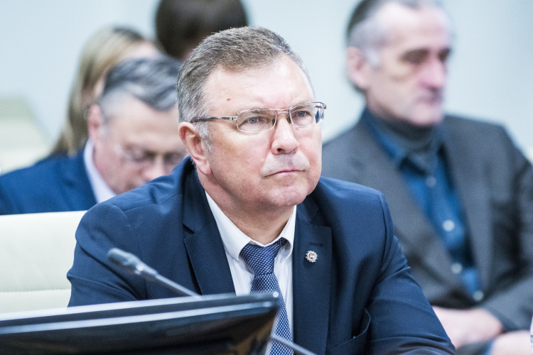 Фарид Сафин считает, что любое изменение законодательства нежелательно, потому что предприниматели (особенно малый и средний бизнес) приспосабливаются к определенной налоговой ставке, отрабатывают конкретные механизмы, отлаживают систему учета и т. д.