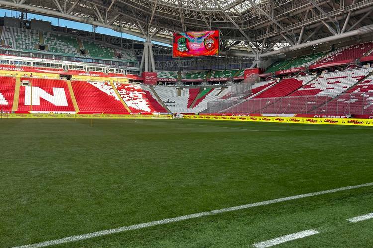 Газон «Ак Барс Арены» в пятницу