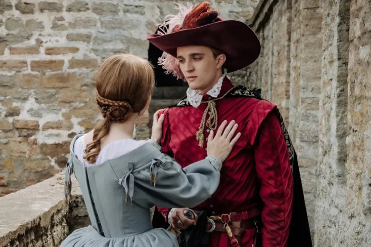 В онлайн-кинотеатре «Кинопоиск» вышел один из самых ожидаемых сериалов лета — приключенческое фэнтези «Этерна»
