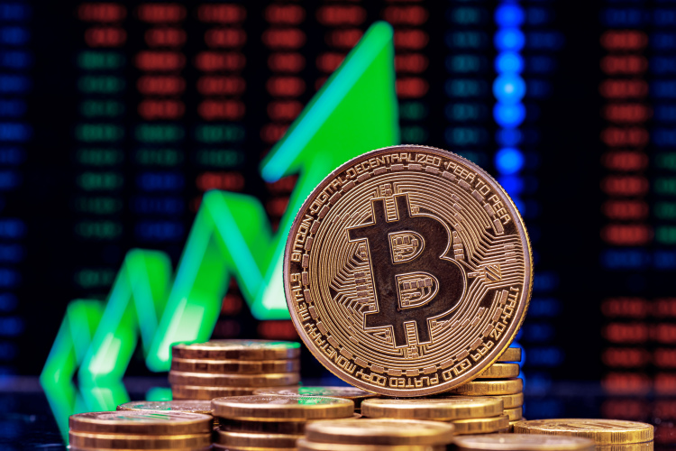 Курс биткоина в пятницу, 11 июля, достиг рекордных $118 тысяч на ведущих криптобиржах Binance и Coinbase, продолжив трехнедельный рост
