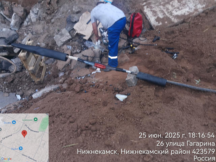 Собственники ТЦ сейчас за свой счет ремонтируют кабели, установили временную трассу для воды, чтобы бизнес мог функционировать