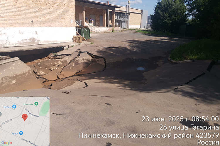 Утром 23 июня администрация торгового центра заметила провал грунта сзади ТЦ