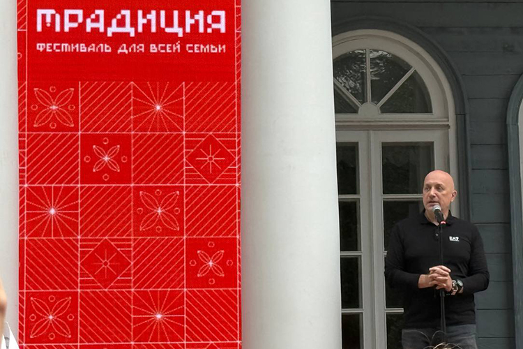 Гвоздем программы фестиваля ожидаемо стала встреча с идейным вдохновителем «Традиции» писателем Захаром Прилепиным
