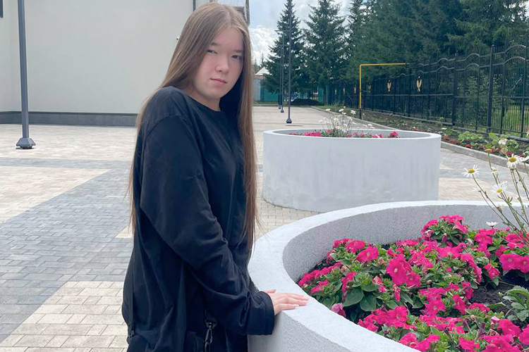 После выписки родители обращались к специалистам, однако установить, что с ребенком, врачи поначалу не могли. По словам Розы Султановой, мамы Иделии, дочка слышала звуки и что-то лепетала, но в два года слух пропал — девочка не заговорила и общалась, показывая пальцем на предметы