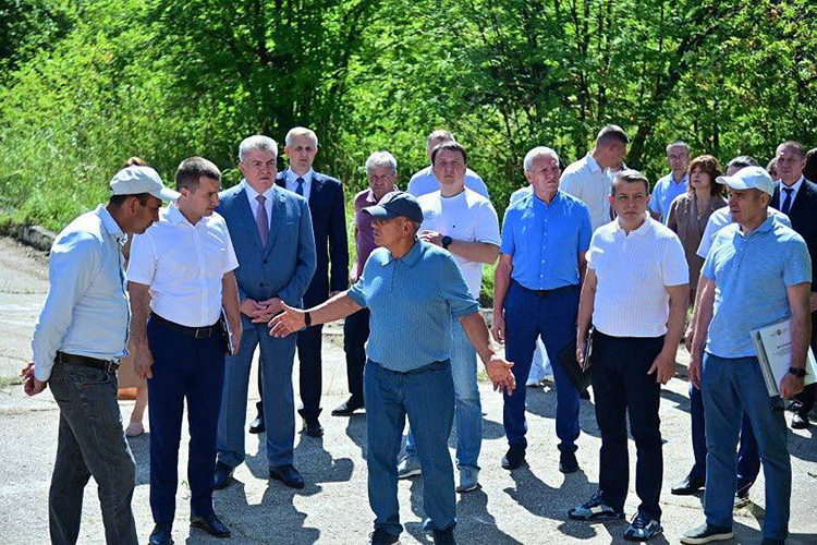 В автоград руководитель республики прибыл во второй половине дня, и первым делом посетил оздоровительный лагерь «Следопыт» в 11 км от Челнов