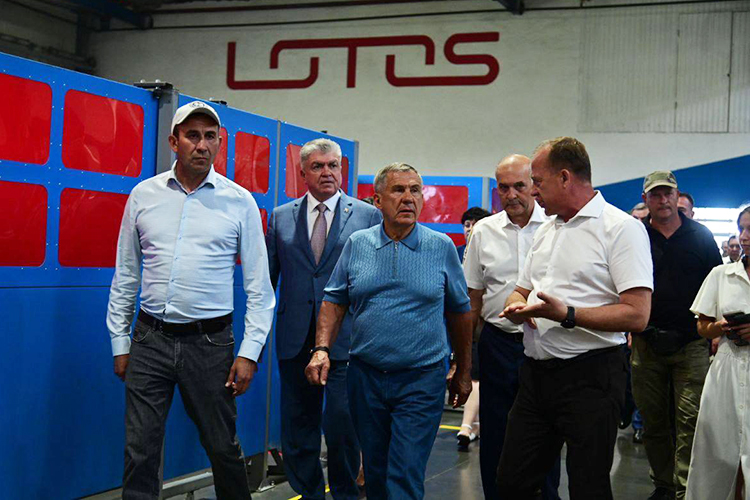 После осмотра цехов раис РТ проехал на новой модели автобуса «Лотос»