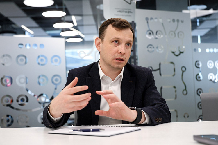 «Если говорить мое про свободное время, то я чуть-чуть спортом занимаюсь: бегаю, играю в большой теннис. И много читаю»