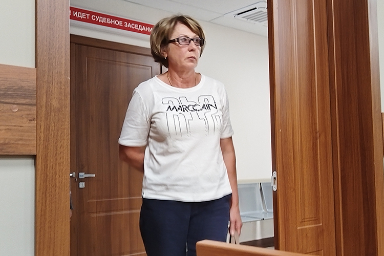 Первой выступала мать экс-чиновника Ирина Миронова
