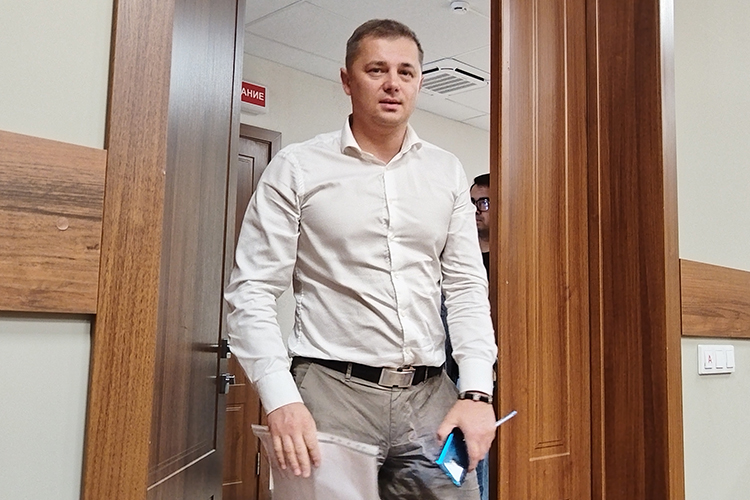 «Честный, справедливый, добрый человек. Он обладает даром организовывать эффективную работу в любом коллективе», — зачитывал Корнилов