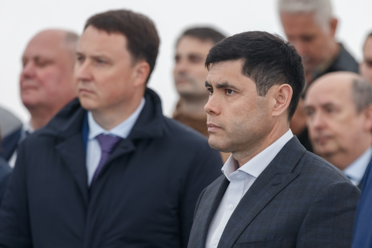 Гляздинов считает, что ГК «Ядран» якобы намеренно, «для создания критической финансовой ситуации и банкротства «Аксы», не оплачивала задолженности подконтрольных «Ядран-Строю» фирм (97 млн и 554 млн рублей)