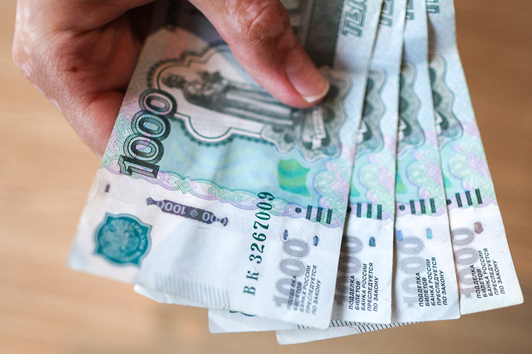 Прокурор интересовался, была ли зарплата Миронова как главы («более ста тысяч рублей») единственным его заработком. Тот ответил, что получал деньги за преподавание, но себе их не оставлял — отправлял на благотворительность