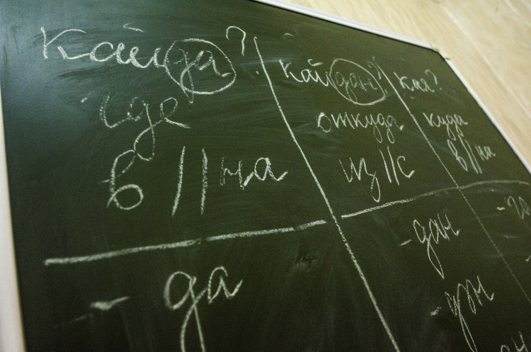 Приказ можно расценивать как некий пробный шар: казалось бы, убирается всего один час всего лишь у одного класса. Но если все пройдет гладко, можно будет также по чуть-чуть резать часы и дальше…