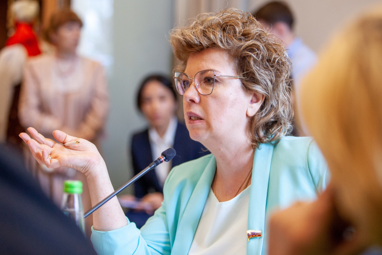 Со слов Аминова, абсолютно безосновательно советником президента РФ Еленой Ямпольской обществу навязывается противопоставление русского и других языков, вспомнил он ее слова о том, что «если русский не родной, то и Россия не Родина»