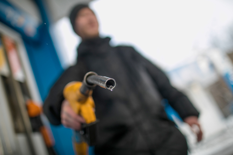 За продажу бензина несовершеннолетним предусмотрен штраф от 3 тыс. до 5 тыс. рублей для физлиц, от 30 тыс. до 50 тыс. для должностных лиц и от 100 тыс. до 150 тыс. рублей для организаций. В итоге приняли все же сразу в трех чтения. «За» проголосовали 73 депутата, три — «против», столько же воздержались