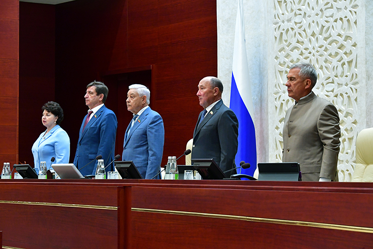 Говоря задачах парламента на осеннюю сессию, Мухаметшин напомнил о подготовке бюджета на предстоящую трехлетку. На особом контроле — исполнение наказов и работа с обращениями граждан