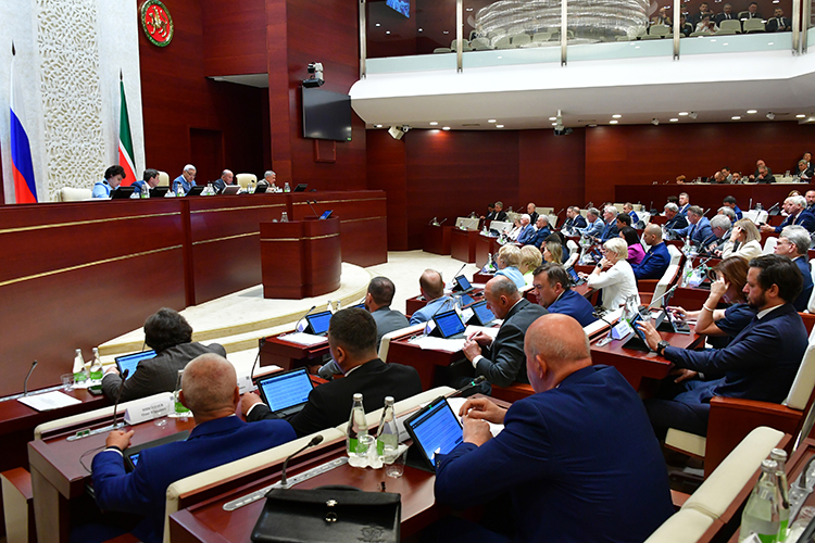 Депутатам надо организовать работу в области сохранения традиционных духовно-нравственных ценностей, совершенствования механизмов миграционной и демографической политики, противодействия кибермошенничеству, поддержки участников СВО и членов их семей, перечислил Фарид Хайруллович