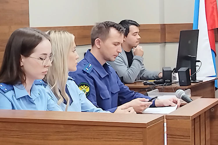 Прокуратура пришла к выводу, что следствие правильно квалифицировало действия Миронова. И напомнила, что уволен он был по решению суда, причем с формулировкой «по утрате доверия»