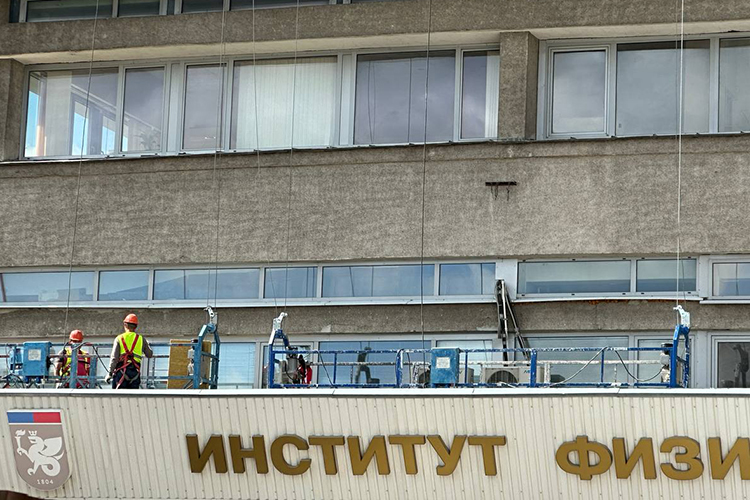 На этой неделе горожане заметили, что на фасаде высотки висят строительные люльки, а рабочие обшивают стены утеплителем