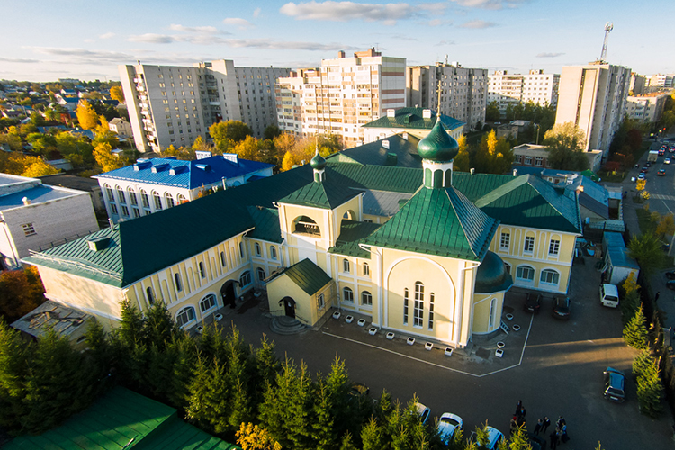 Все обучение в семинарии бесплатно, за счет средств Казанской епархии, которой это обходится в копеечку. Когда семинария получила госаккредитацию, ей дали несколько бюджетных мест, которые финансируются за счет федеральных средств