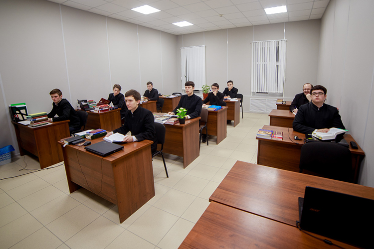 Особенность обучения в семинарии такова, что на деле магистранты и аспиранты — это уже вполне состоявшиеся взрослые батюшки, со своими приходами, семьями. Это они на бакалавриат поступают ни с чем в 18 лет, т. е., по сути, еще школьниками