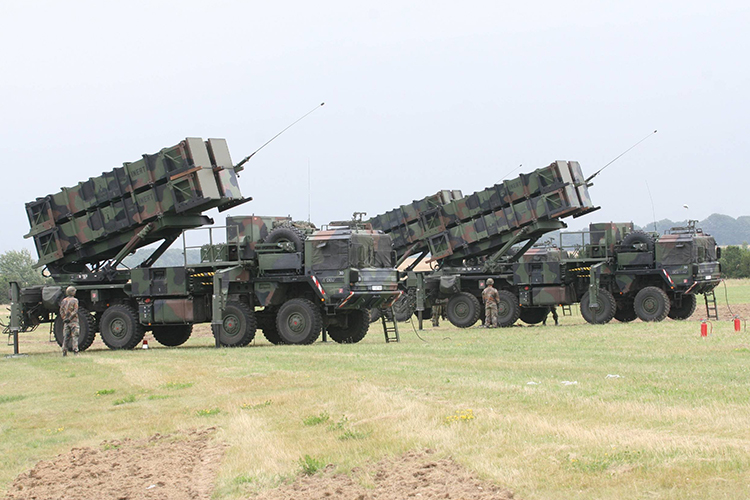 Помимо ракетных комплексов Patriot — главного пункта в списке пожеланий Киева, который, как заявил Трамп в воскресенье, жизненно важен для обороны Украины, — США также могли бы продавать членам НАТО ракеты малой дальности, гаубичные снаряды и ракеты класса «воздух — воздух» средней дальности, которые затем будут переданы Украине