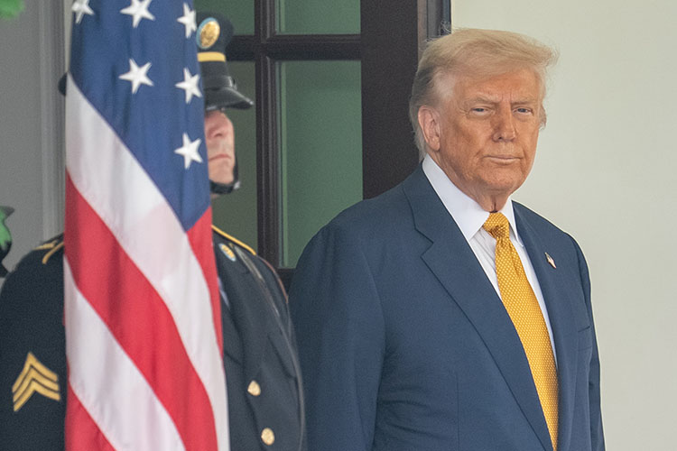 «Трамп, конечно, ужасающе самовлюблённый нарцисс. У него масса грехов. Но он не чемодан с тройным дном. Он довольно простодушен»