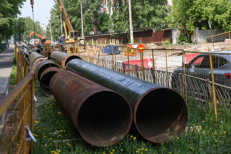 Ведется ремонт 31,6 км сетей отопления и горячего водоснабжения. На сегодня заменено и реконструировано почти 20 км наружных сетей отопления и горячего водоснабжения — это 63% от плана